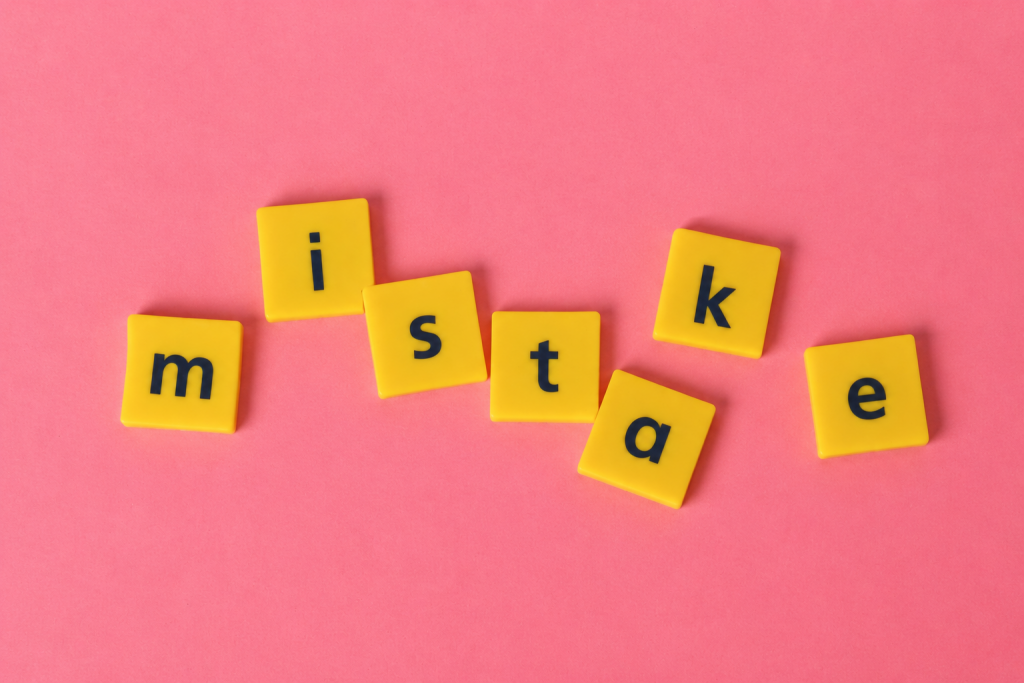 Social media marketing strategy guide highlighting common mistakes businesses should avoid when planning and managing social media marketing.
