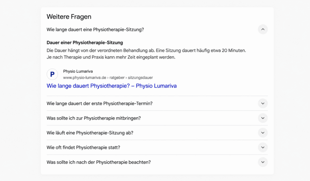 Google Suchergebnisse mit dem Bereich „Weitere Fragen“ und einer Antwort zur Dauer einer Physiotherapie-Sitzung.